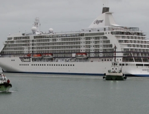 Cruise ship in Timaru
